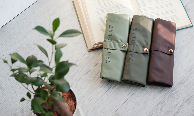 丸めてマグネットをパチっと留めるだけ。