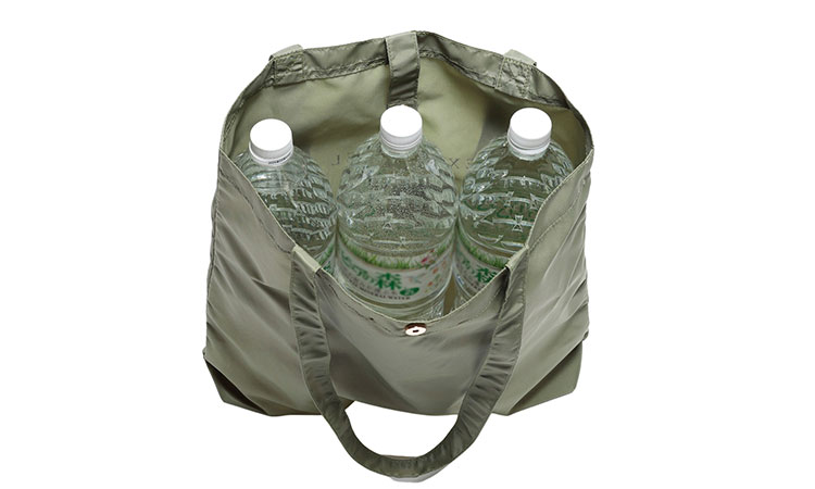 2Lのペットボトルがちょうど3本入るサイズ感と容量です。